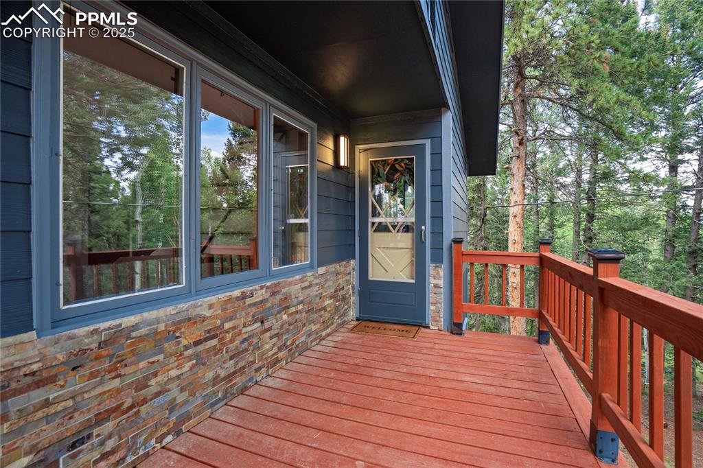 Image 5 of 50: Deck