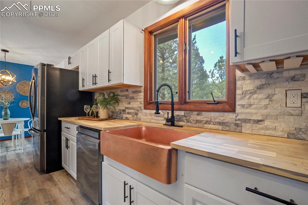 Image 7 of 50: Kitchen