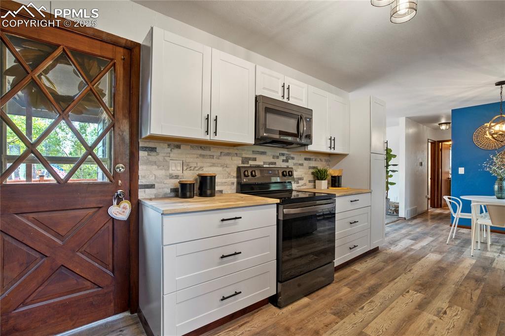 Image 8 of 50: Kitchen