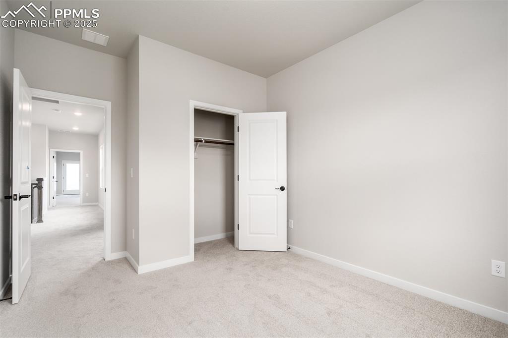 Image 19 of 28: Bedroom