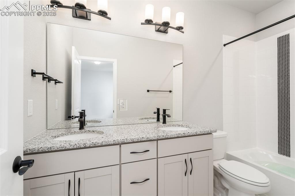 Image 20 of 28: Bathroom