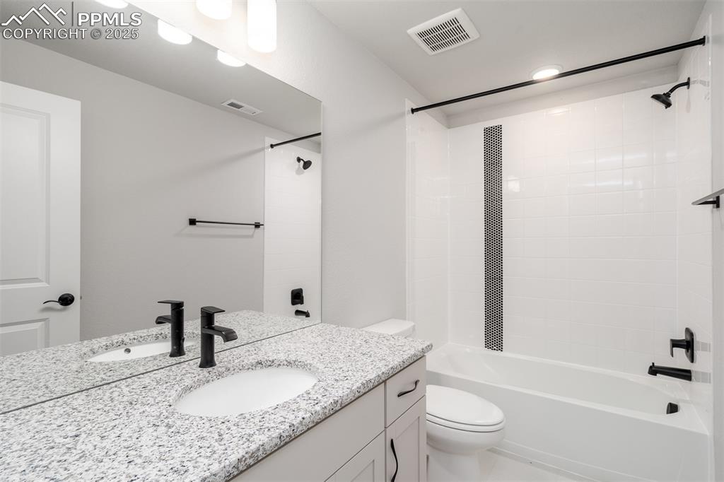 Image 25 of 28: Bathroom