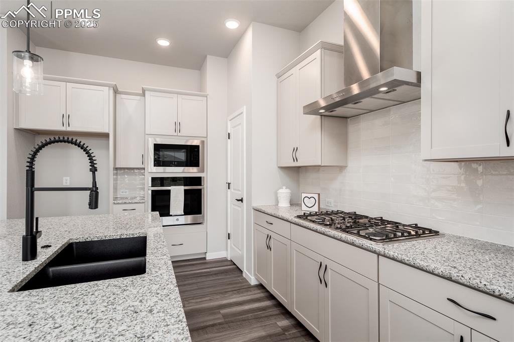 Image 9 of 28: Kitchen