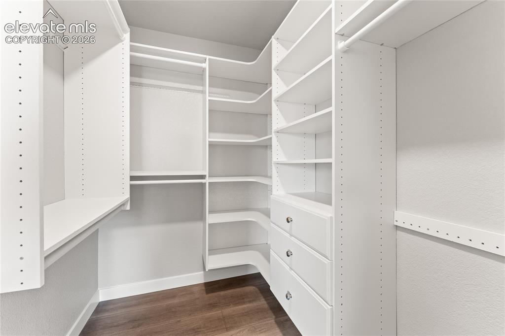 Image 21 of 30: Closet