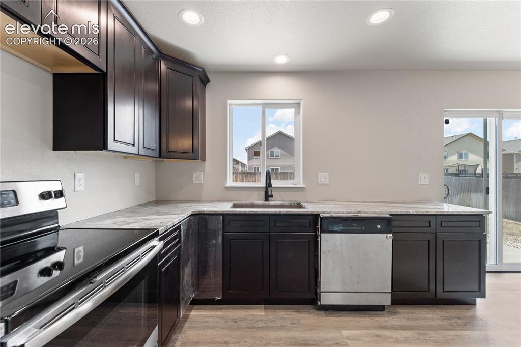 Image 7 of 30: Kitchen