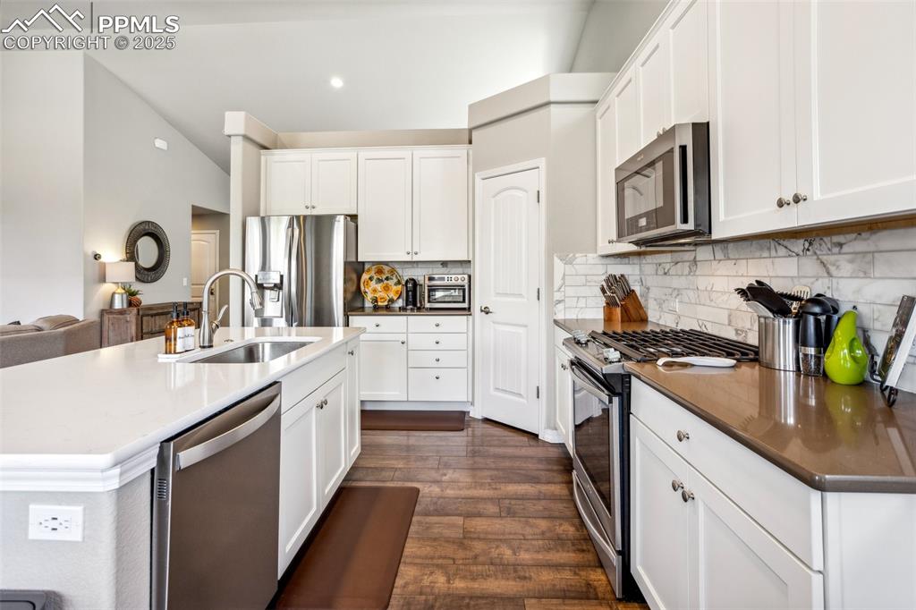 Image 20 of 44: Kitchen