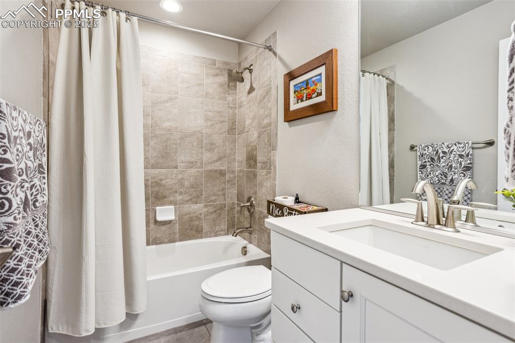 Image 35 of 44: Bathroom