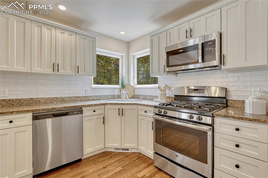 Image 17 of 46: Kitchen