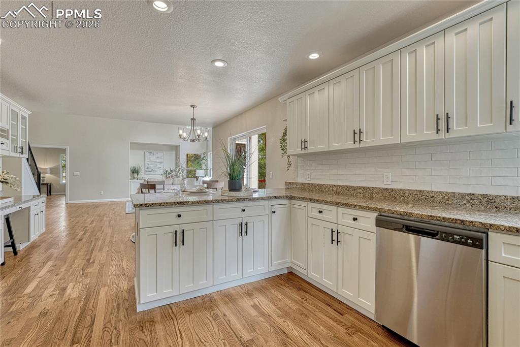 Image 18 of 46: Kitchen