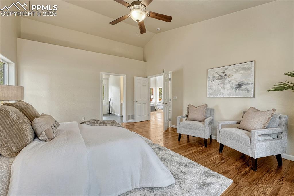 Image 19 of 46: Bedroom