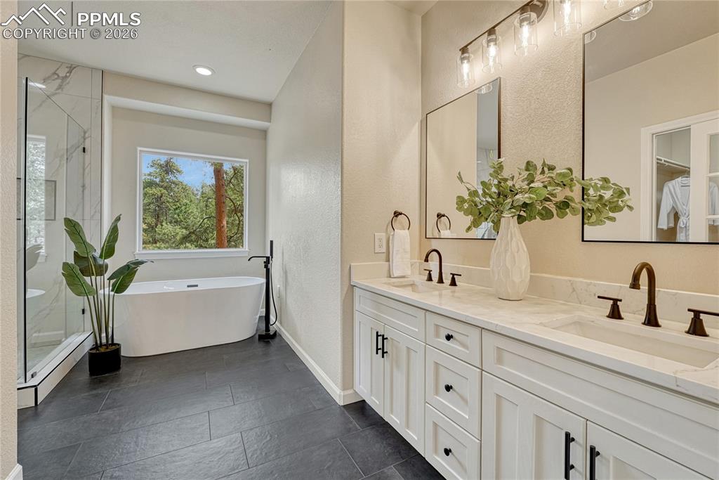 Image 22 of 46: Bathroom