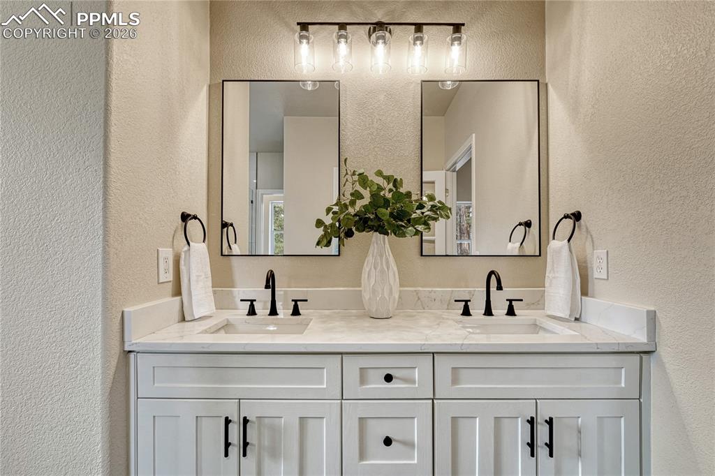 Image 23 of 46: Bathroom