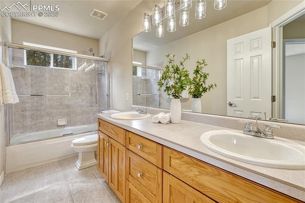 Image 28 of 46: Bathroom