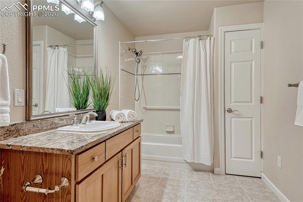 Image 36 of 46: Bathroom