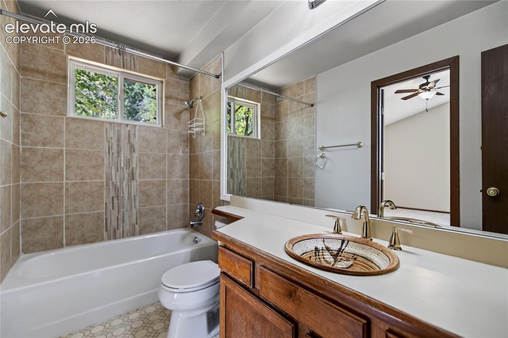 Image 12 of 30: Bathroom