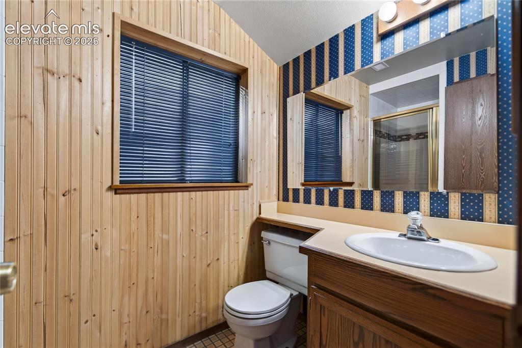 Image 15 of 30: Bathroom