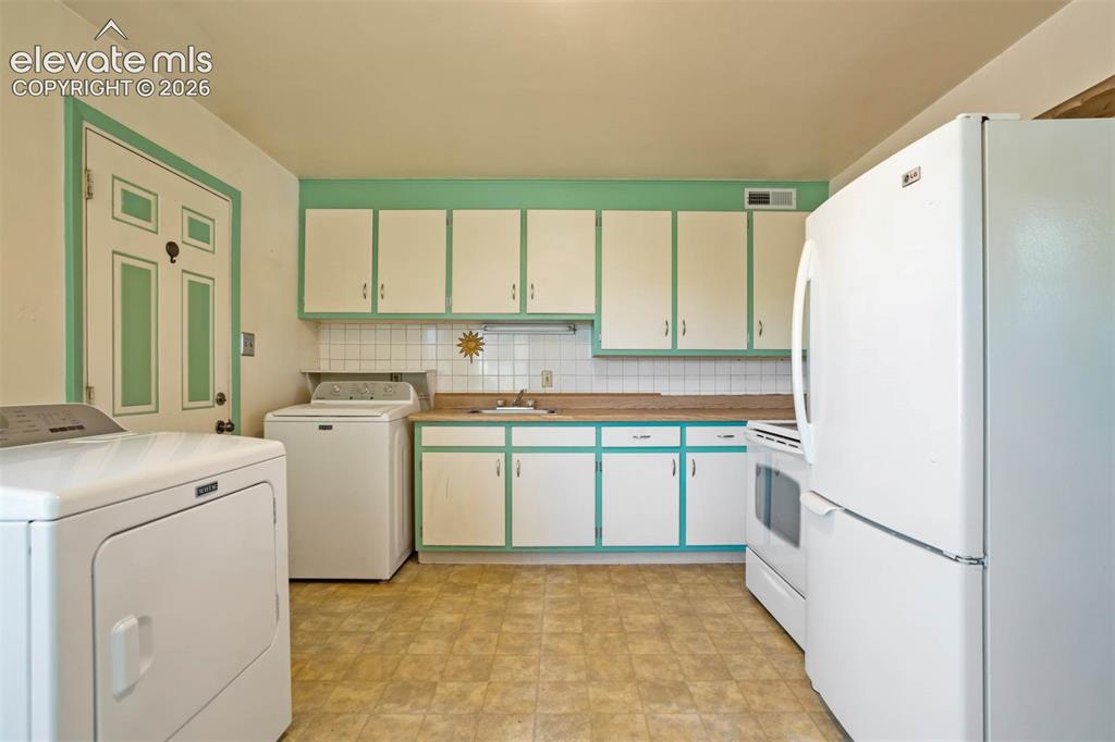 Image 12 of 35: Kitchen