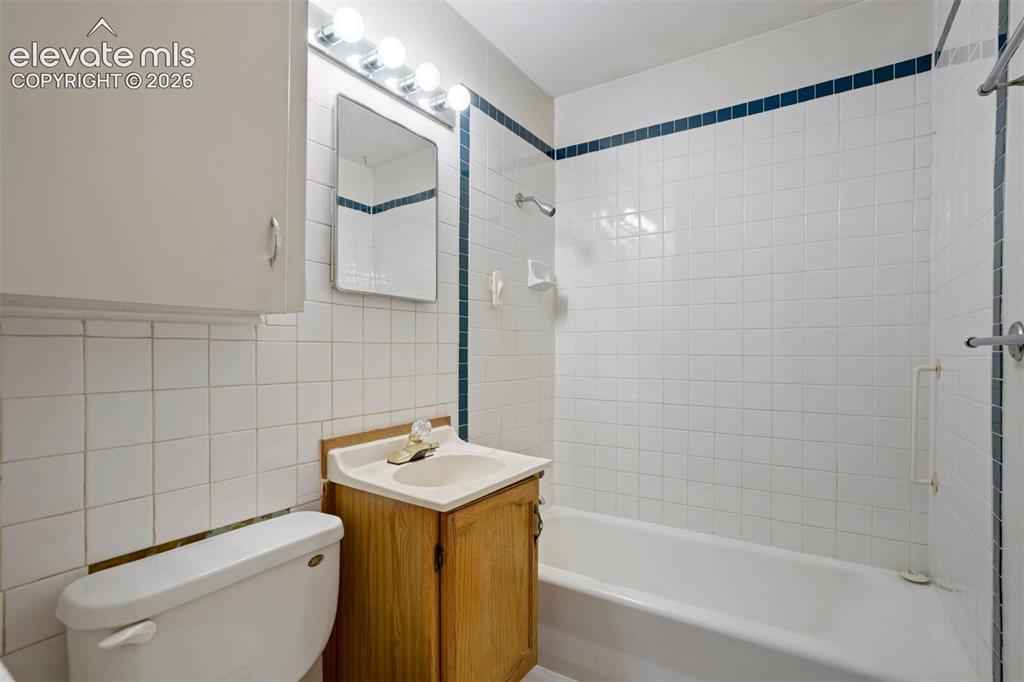 Image 16 of 35: Bathroom