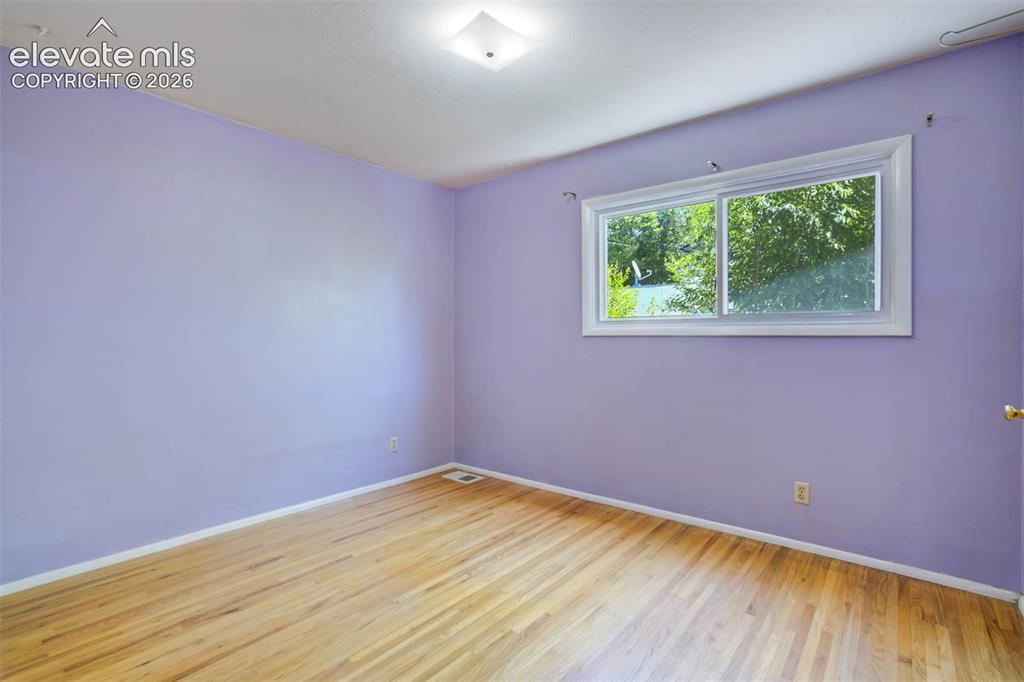 Image 17 of 35: Bedroom