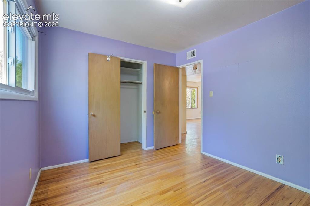 Image 18 of 35: Bedroom