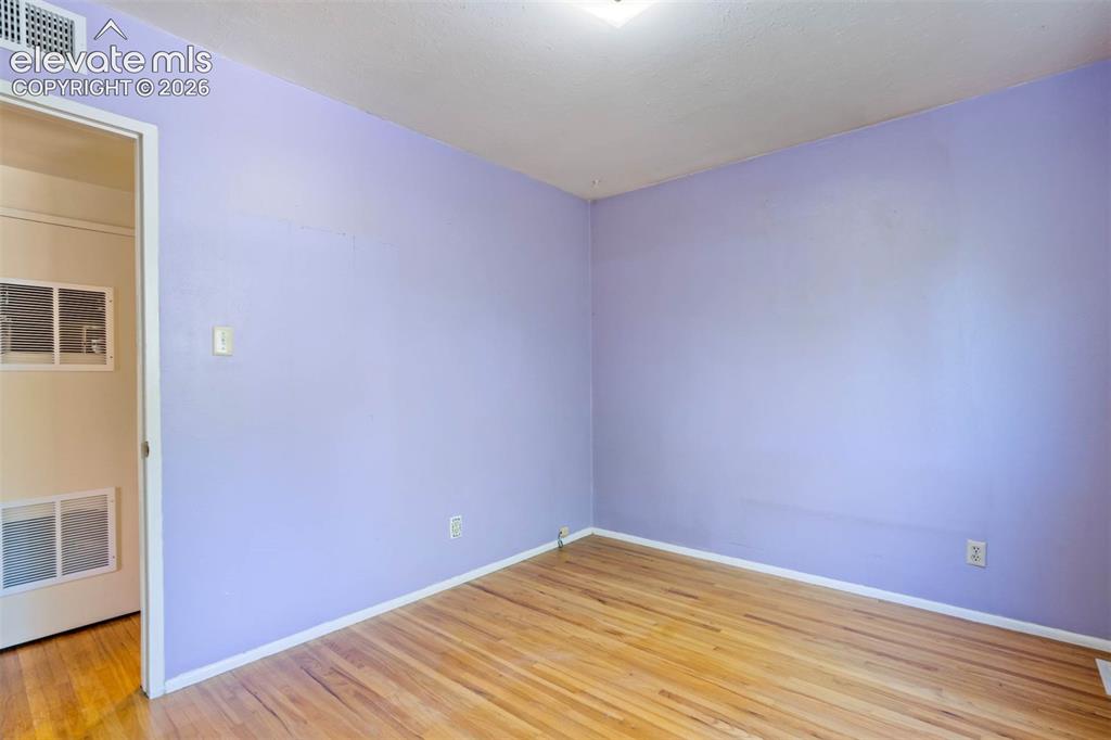 Image 19 of 35: Bedroom