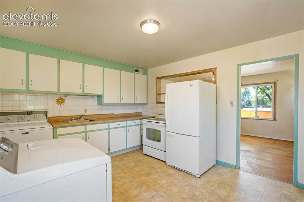 Image 9 of 35: Kitchen