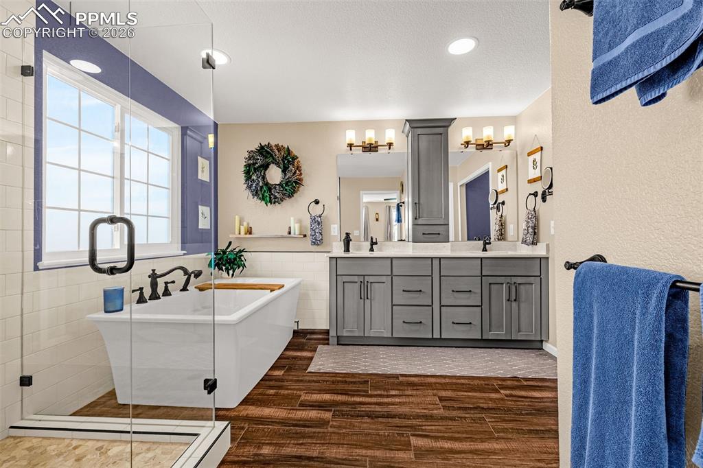 Image 24 of 48: Bathroom