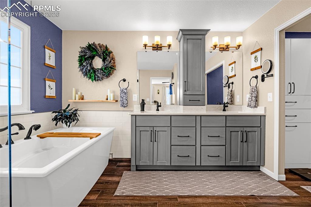 Image 26 of 48: Bathroom