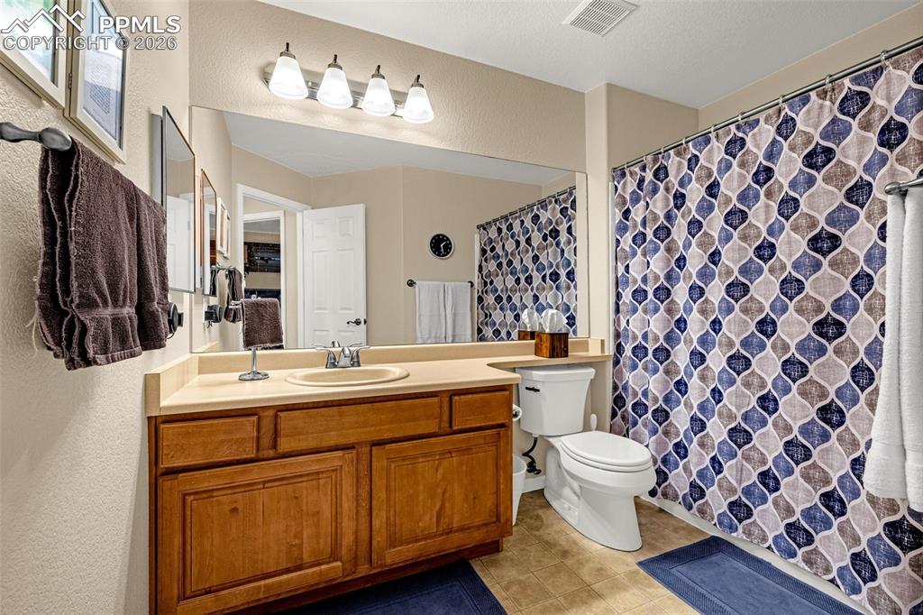 Image 32 of 48: Bathroom