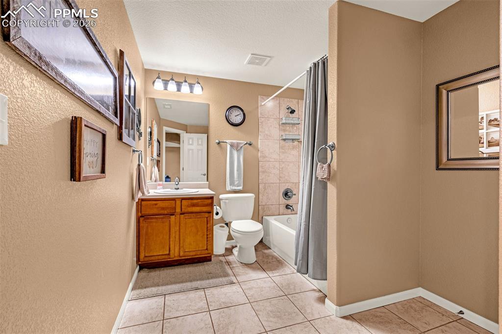 Image 39 of 48: Bathroom