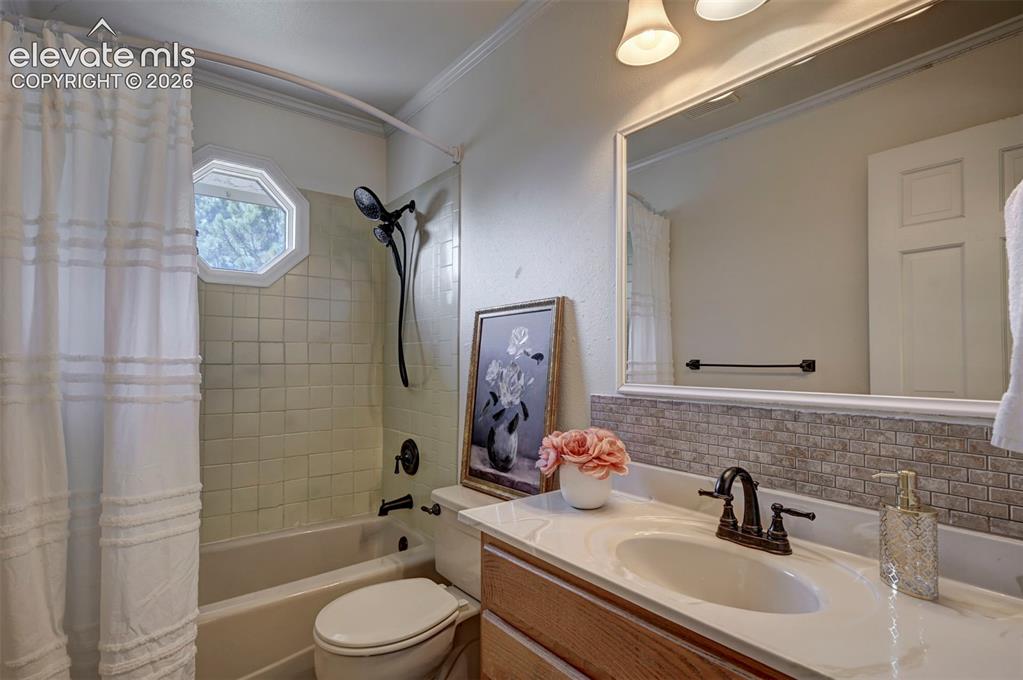 Image 22 of 43: Bathroom