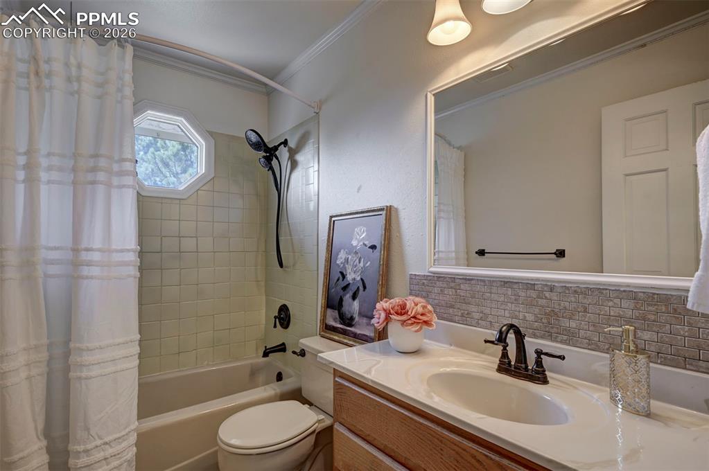 Image 23 of 43: Bathroom