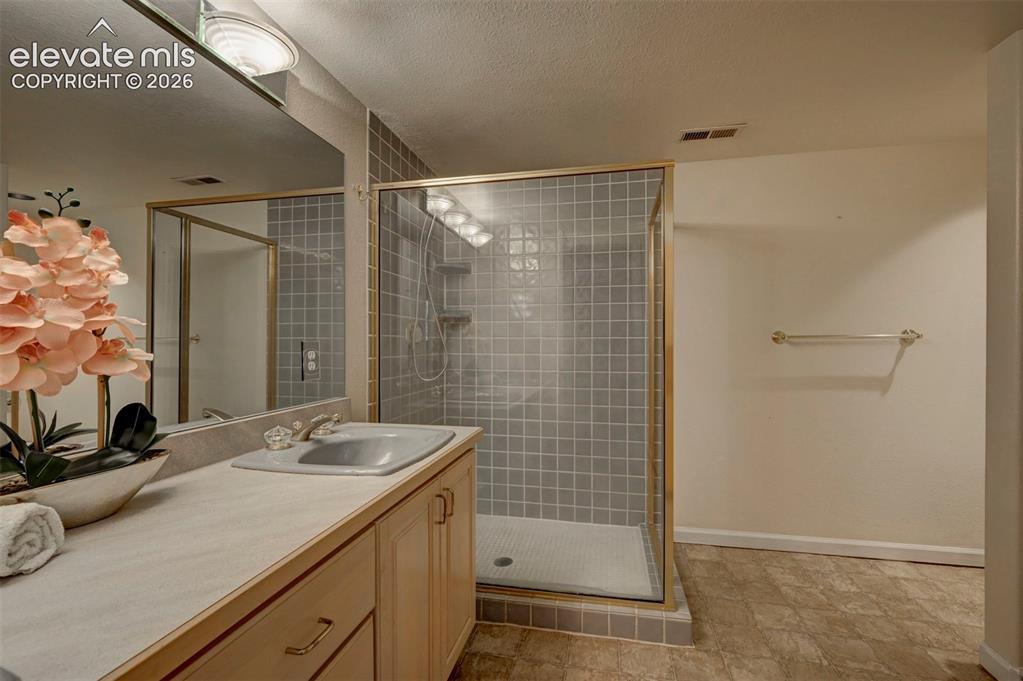 Image 31 of 43: Bathroom