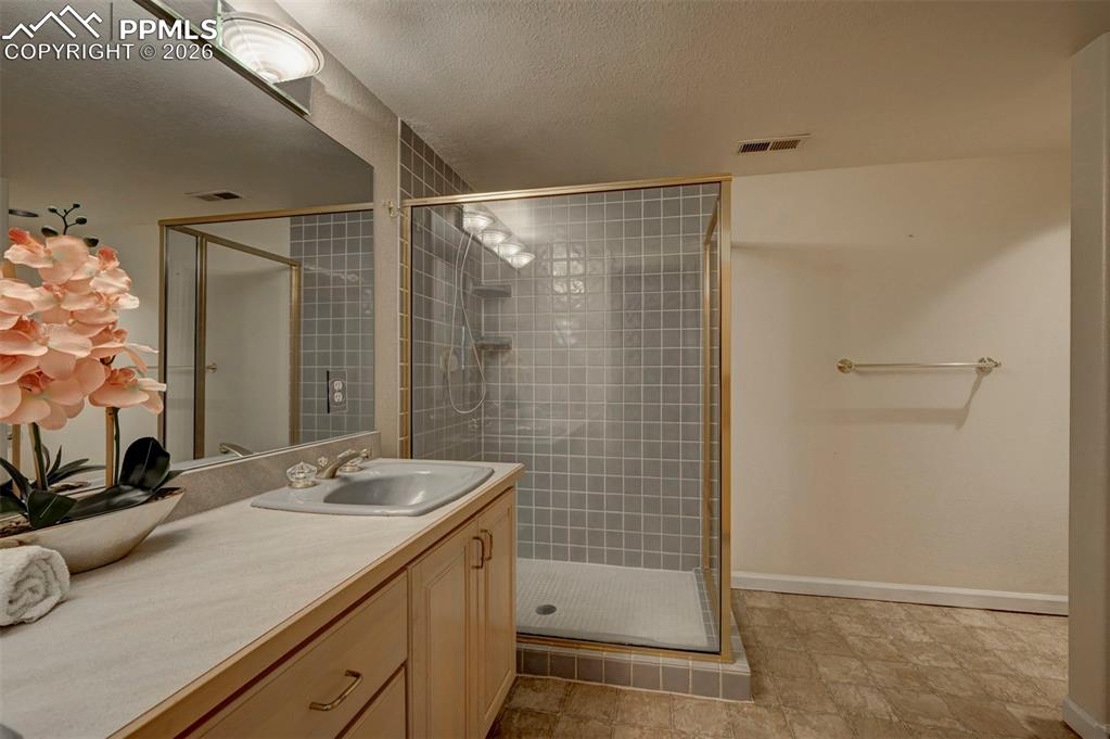 Image 32 of 43: Bathroom