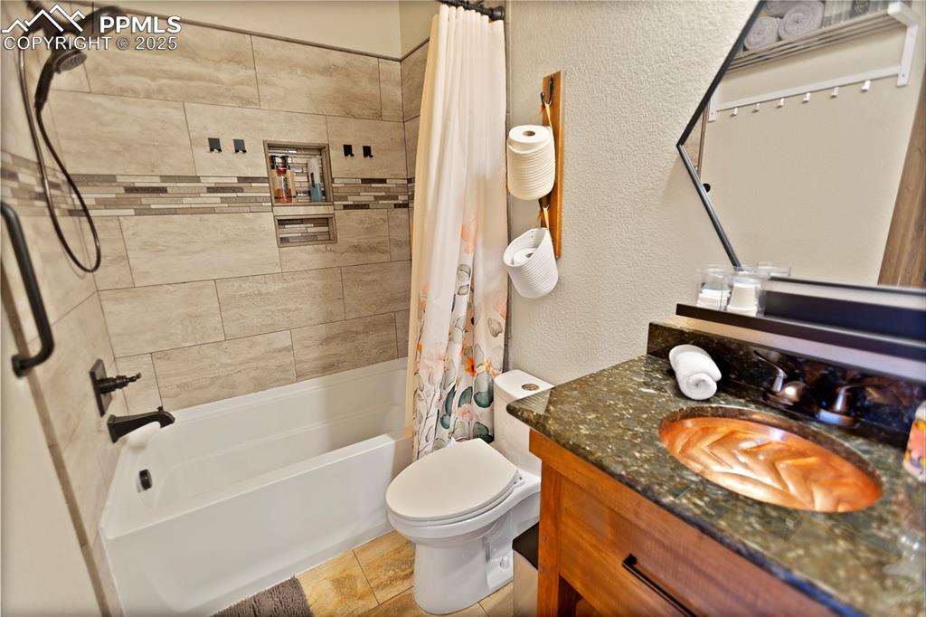 Image 21 of 39:  Upper Level Bath