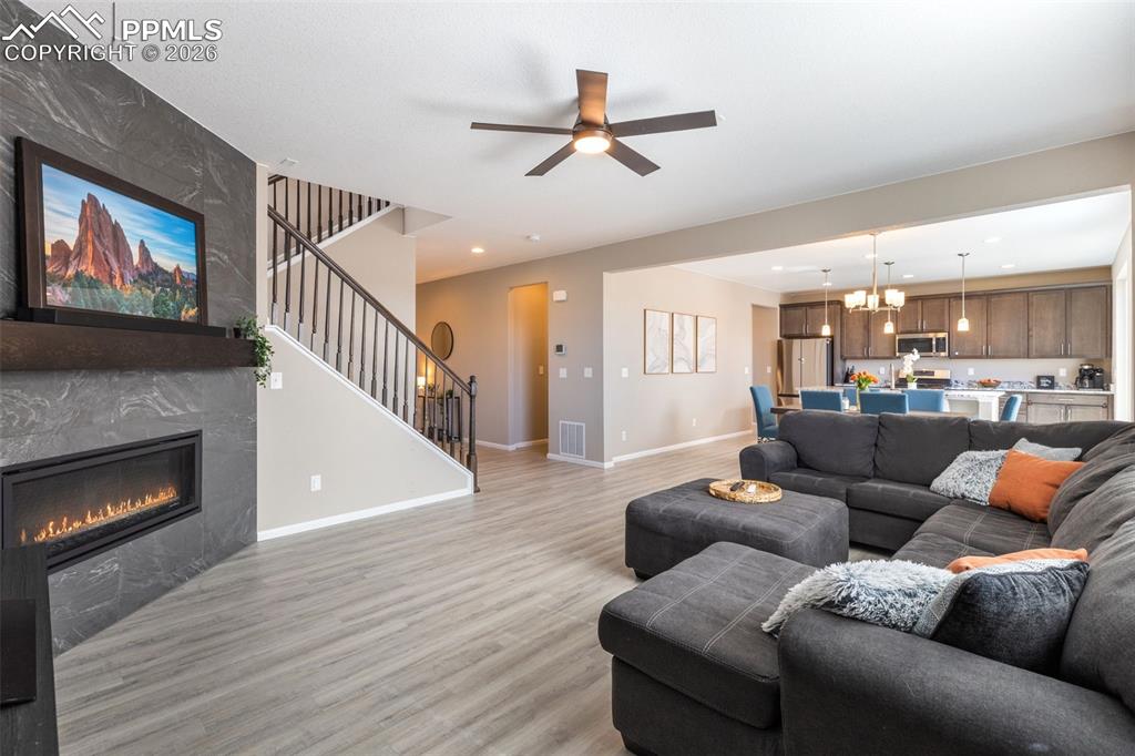 Image 10 of 49: Spacious open floorplan 