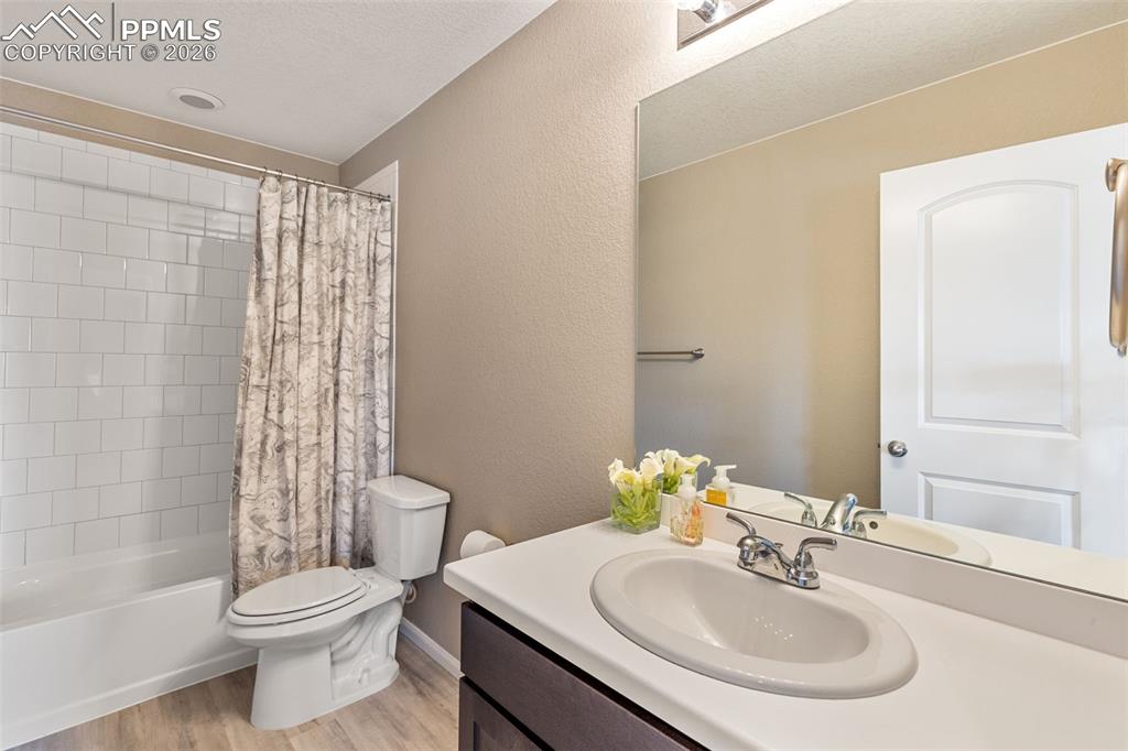 Image 29 of 49: Upstairs Full Bathroom