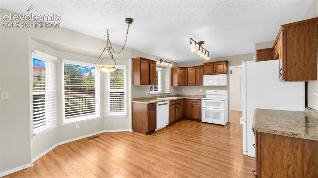 Image 12 of 41: Kitchen