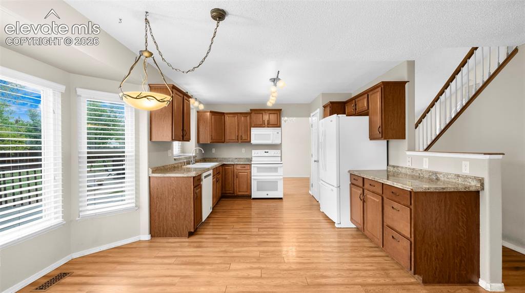 Image 13 of 41: Kitchen