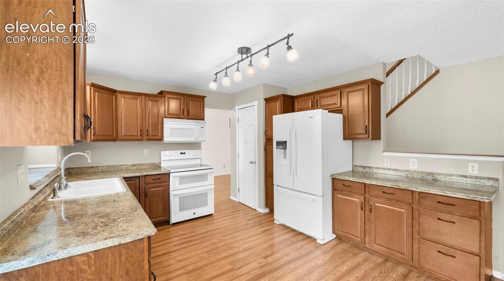 Image 14 of 41: Kitchen