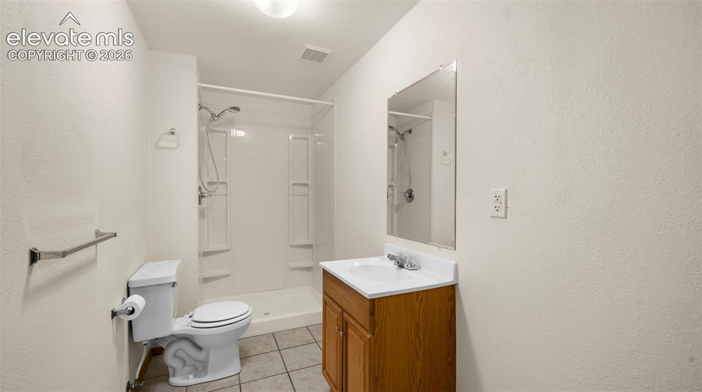 Image 25 of 41: Bathroom