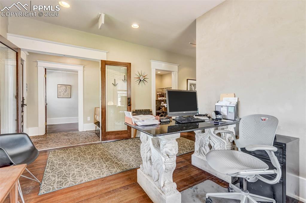 Image 10 of 50: Office