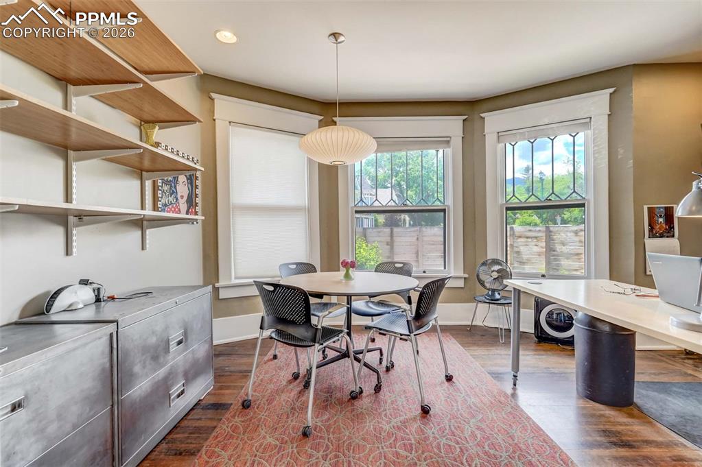 Image 15 of 50: Dining Area