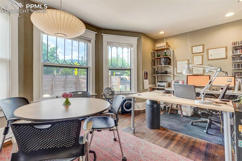 Image 16 of 50: Dining Area