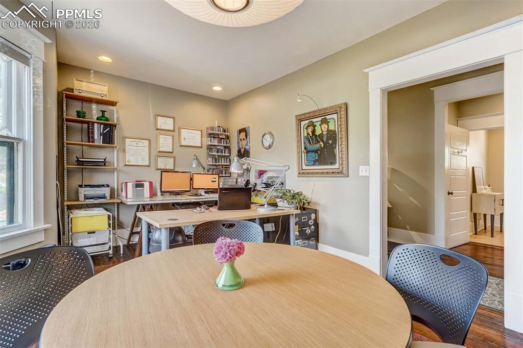 Image 17 of 50: Dining Area