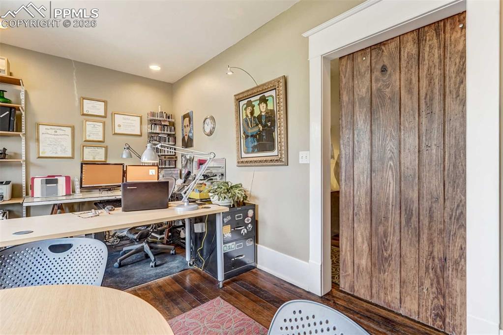 Image 18 of 50: Office