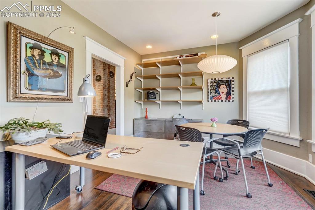 Image 19 of 50: Office