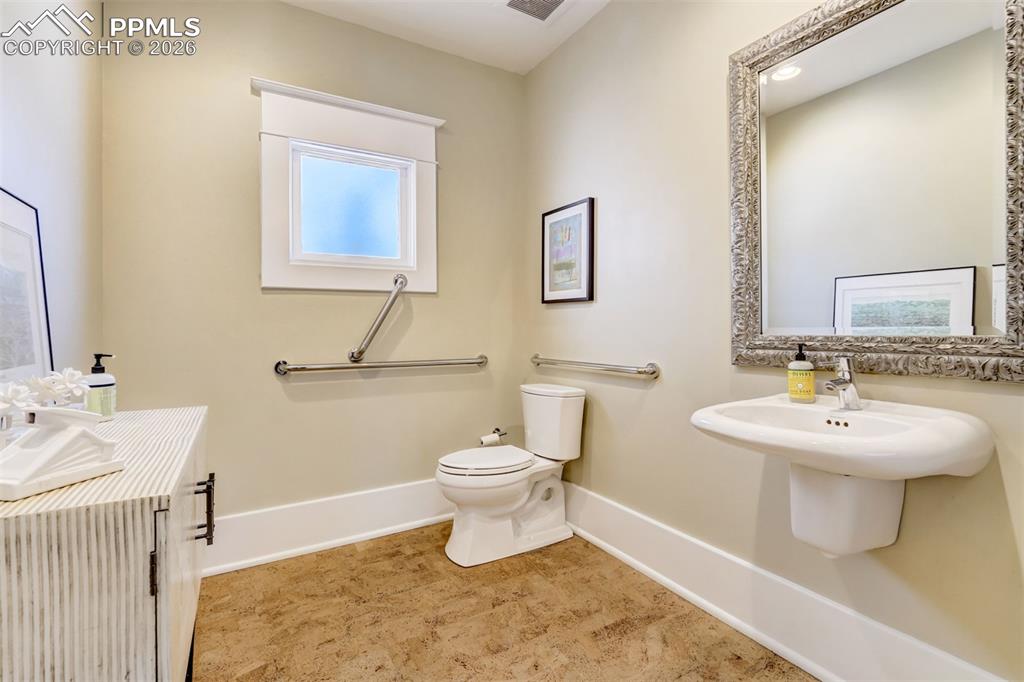 Image 20 of 50: Bathroom