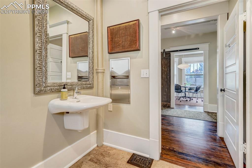 Image 21 of 50: Bathroom