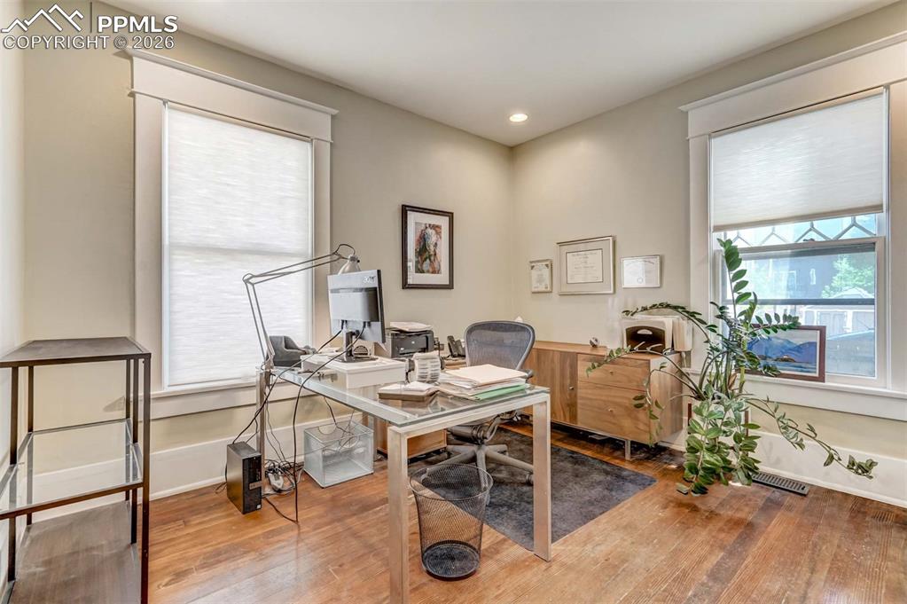 Image 22 of 50: Office